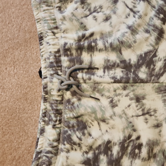 H HALSTON - WOMENS LARGE-  -AQUA-GRAY TIE DIE SHORTS - Picture 8 of 8